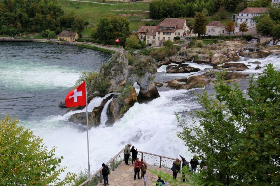 rheinfall,schaffhausen,凸窗,沙夫豪森,溼壁畫,瑞士旅遊,瑞士景點,瑞士景點推薦,瑞士自由行,瑞士自由行 景點,瑞士自由行 行程,萊茵河,萊茵瀑布,蘇黎世 景點 @花洛米一起去玩耍
